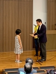 写真：子ども絵画コンクールの区長賞を表彰