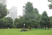 写真：新宿中央公園の平和の鐘