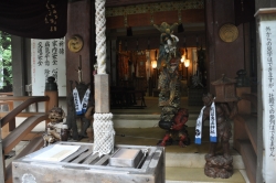 同神社で展示される鬼の像5体