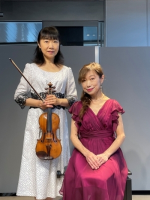 写真：出演：奥田雅代(ヴァイオリン)、篠崎朝子(ピアノ)