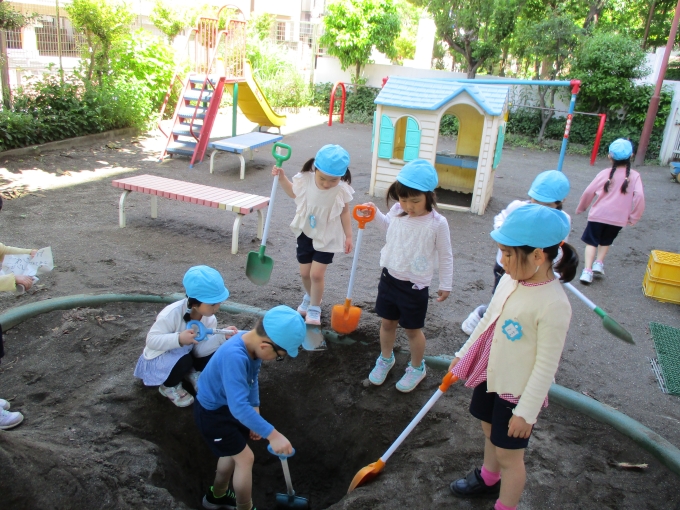 園庭で砂場遊び