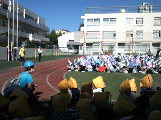 西新宿小学校と一緒に避難訓練画像