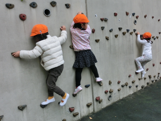 午後の遊び(小学校の遊具「冒険の城」で遊ぼう!)画像