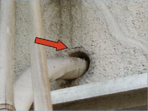 エアコン配管の壁貫通部分の写真