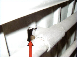 水道管の壁貫通部分の写真