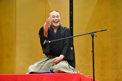 写真:桂文治さんによる落語の披露