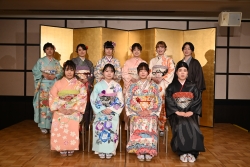 貸出した晴着をまとった新成人の集合写真