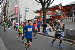 神楽坂を駆け上がるランナーの写真