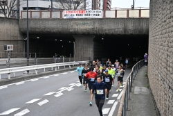 御苑トンネルを走るランナーの写真