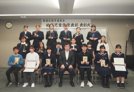 教育長と受賞者の集合写真