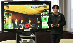 ドローンを飛ばして撮影のデモンストレーションをする株式会社ハミングバード担当者