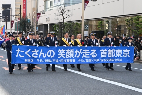 写真:横断幕を掲げて歩く様子
