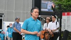 挨拶する新宿区長