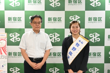 パリ2024オリンピック競技大会 競泳日本代表 牧野紘子選手が新宿区長を表敬訪問大写真