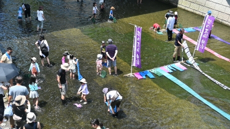 川で遊ぶ子どもたち