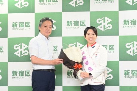 パリ2024パラリンピック競技大会出場 女子走り幅跳び(T64)日本代表 髙桑早生選手が新宿区長を表敬訪問大写真