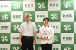 パリ2024パラリンピック競技大会出場 女子走り幅跳び(T64)日本代表 髙桑早生選手が新宿区長を表敬訪問小写真1