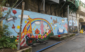 映画にも登場した聖地・新宿大ガード脇壁画 宝塚大学の卒業生と在学生が修復