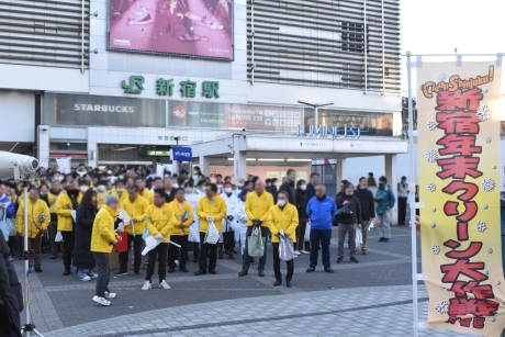 新宿駅東口広場に集まった参加者