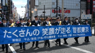 新宿通りで交通安全パレードを実施 たくさんの笑顔が走る首都東京