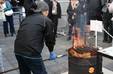カツオの藁焼き実演