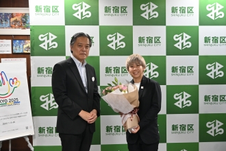 東京2025デフリンピック　サッカー女子日本代表　岩渕亜依選手が新宿区長を表敬訪問