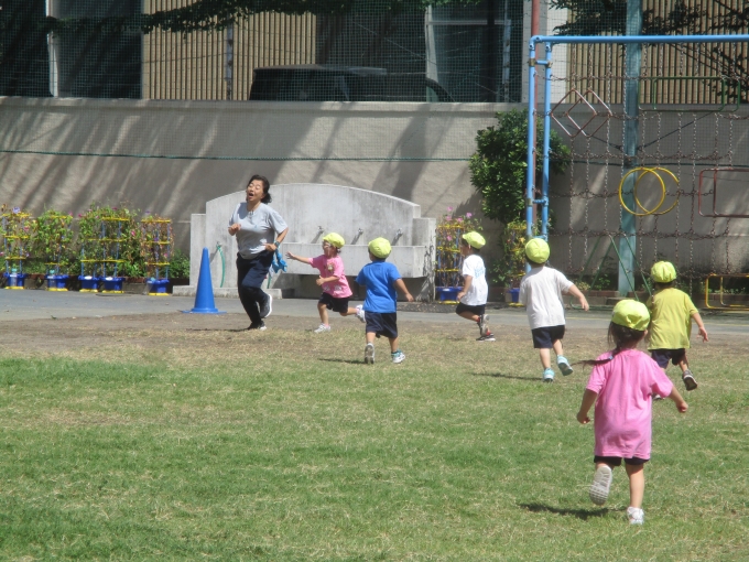 校庭の天然芝でのびのびと遊ぼう画像