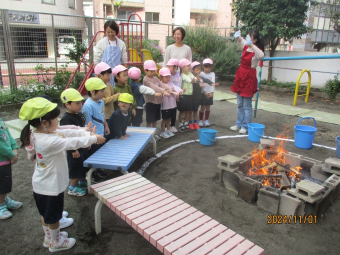 園庭で焼き芋をしよう画像