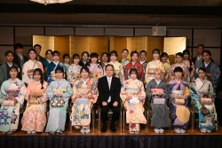 晴着貸し出し対象者と区長の集合写真