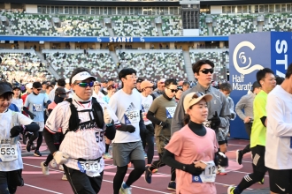 約13,000人のランナーが新宿のまちを駆け巡る 新宿シティハーフマラソンを開催
