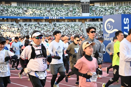 約13,000人のランナーが新宿のまちを駆け巡る 新宿シティハーフマラソンを開催大写真
