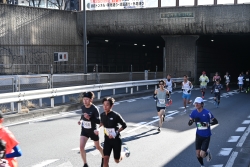 約13,000人のランナーが新宿のまちを駆け巡る 新宿シティハーフマラソンを開催小写真1