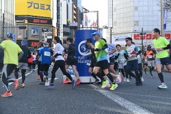 約13,000人のランナーが新宿のまちを駆け巡る 新宿シティハーフマラソンを開催小写真2