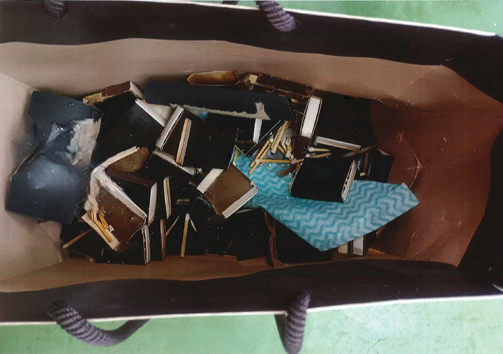 古紙に混入した大量のマッチ棒
