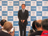 写真[1]：ご挨拶する吉住区長