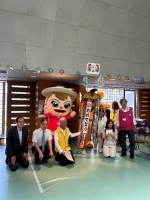 写真[3]：くす玉の前で記念撮影