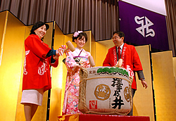 写真:鏡割り