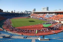 競技場全体(ハーフマラソンのスタート)