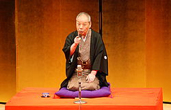 写真:三遊亭圓窓(えんそう)さんによる落語