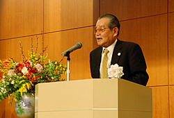 写真:あいさつする大室会長