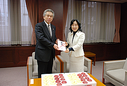 写真：西澤組合長からりんごと目録を受け取る中山区長