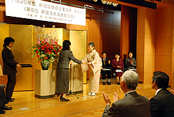 写真:表彰状の授与