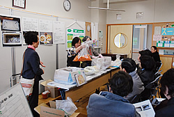写真:生ごみ堆肥実演講座
