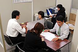 写真：相談窓口の様子（相談員による模擬相談）