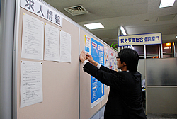 写真:求人情報など掲示物の準備をする相談員