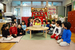 写真:ひな壇飾りの前で