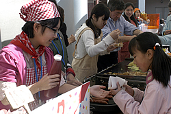 写真：焼きそばなどの食べ物コーナー