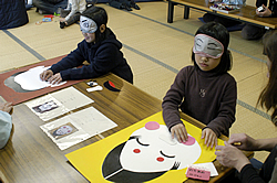 写真:「昔あそび」コーナーの福笑い