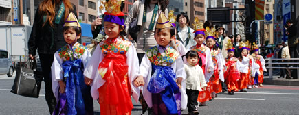 写真：パレードする稚児たち