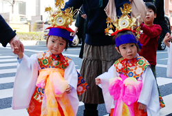 写真:パレードする稚児たち